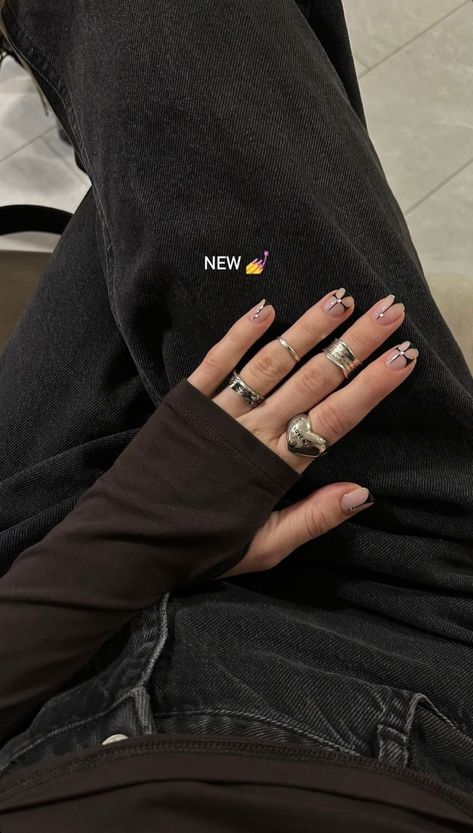 Edgy Nails Acrylic Grunge Short, Goth Manicure Short, Gothic Gel Nails Short, Subtle Goth Nails, Alt Short Nails, Short Nails Edgy, Short Nail Designs Grunge, Edgy Short Nails, Short Edgy Nails