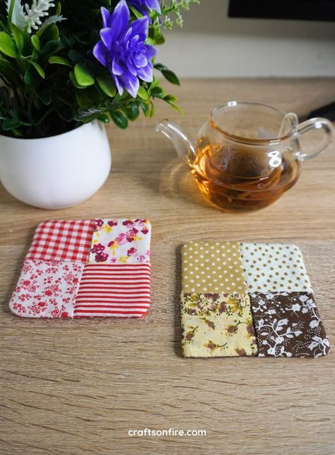 Free Coaster Patterns Sewing, Hexagon Mug Rug, Hand Sewn Coasters, How To Make Coasters With Fabric, Scrap Fabric Coasters, Handmade Coasters Ideas, Sew Coasters Diy, Fabric Coasters Diy Free Pattern, Diy Coasters Easy