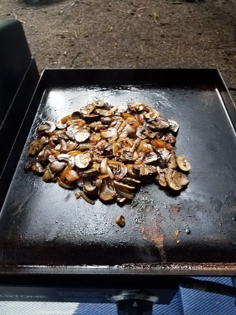 Mushrooms On Blackstone Griddle, Blackstone Mushroom Recipes, Blackstone Mushrooms, Griddle Sides, Blackstone Ideas, Cook Mushrooms, Beach Eats, Blackstone Cooking, Griddle Cooking Recipes