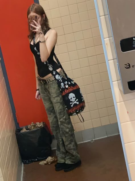 Grunge Camo Outfit, Y2k Mixed With Grunge, Emo Camo Outfits, Low Rise Camo Pants, Camo Pants Outfit Ideas, Camo Pants Outfit Aesthetic, Camouflage Jeans Outfit, Layered Belts Outfit, Camo Cargos Outfits