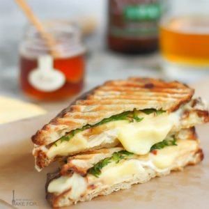 This chicken, brie, and apple panini sandwich, sweetened with a drizzle of honey, comes together in minutes and is perfect for a quick weeknight dinner. Chicken Apple Brie, Apple Panini, Chicken Brie, Brie Panini, Veggie Tart, Apple Brie, Chicken And Cheese Recipes, Vegetarian Party Food, Panini Grill