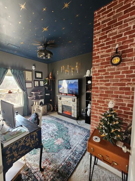 Harry Potter Study Room Ideas, Pottery Barn Harry Potter Bedroom, Harry Potter Inspired Office, Aesthetic Harry Potter Room, Harry Potter Bedroom Decor Ideas, Harry Potter Office Theme, Harry Potter Ceiling, Harry Potter Office Decor, Slytherin Room Decor