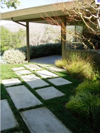 Staggered rectangular concrete stepping stones. Gorgeous for backyard! Stone Walkways, Large Pavers, Stone Pavers, Concrete Stepping Stones, Patio Layout, Paver Walkway, Concrete Pavers, Patio Plants, Paver Patio