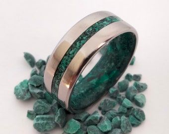 Malachite Ring Men, Non Traditional Mens Wedding Rings, Emerald Mens Wedding Band, Unique Male Wedding Bands, Green Wedding Band, Unique Mens Wedding Bands, Male Engagement Ring, Green Wedding Rings, Making Rings