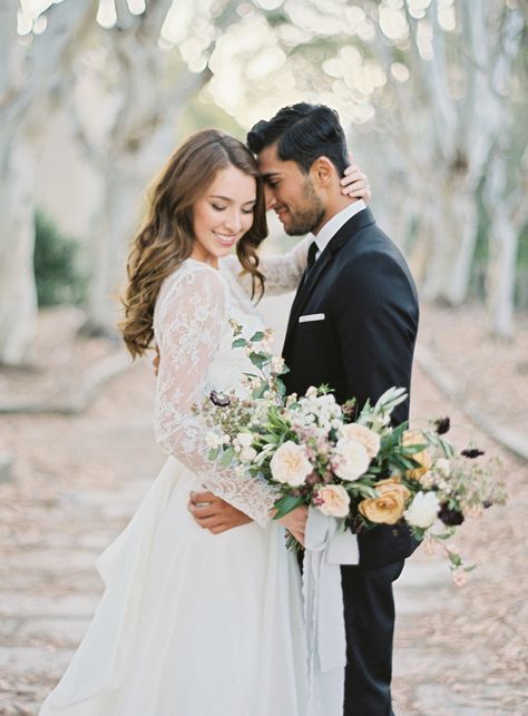 Old World Romance Wedding Inspiration | Floral by Gavita Flora | Photo by Hannah Suh #winter #wedding #flowers Pose Pengantin, Wedding Portrait Poses, Romance Wedding, Wedding Picture Poses, Pose Fotografi, Wedding Couple Poses, Groom Poses, Wedding Photos Poses, Photo Poses For Couples