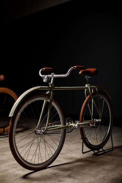 Velocipedia IRL on Behance Bici Retro, Road Bike Vintage, Urban Bicycle, Super Bike, Velo Vintage, Best Electric Bikes, Retro Bicycle, Old Bicycle, Retro Bike