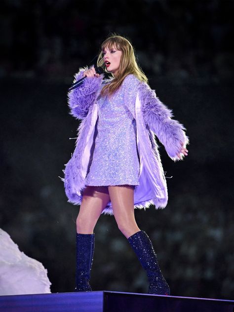 Segnalibri / X Taylor Swift Tour Looks, Taylor Swift Stage Outfits, Midnights Era, Swift Outfits, Taylor Swift New, London Night, Swift Tour, Estilo Taylor Swift, Tour Outfits