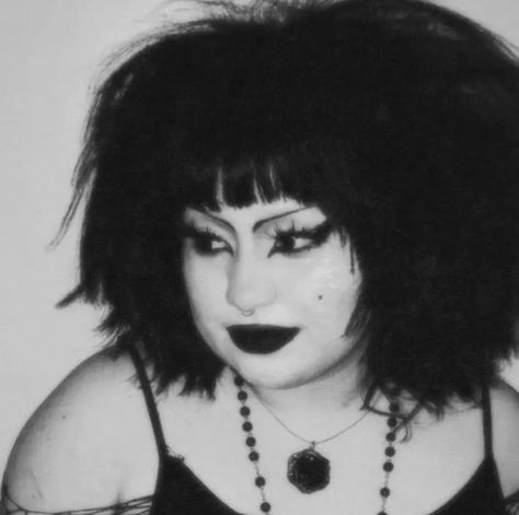 Tradgoth Hairstyles, Traditional Goth Hairstyles, Tradgoth Makeup 80s, Trade Goth Makeup, Simple Trad Goth Makeup, Trad Goth Pfp, Shag Hair With Bangs, Trad Goth Hair, 80s Goth Makeup