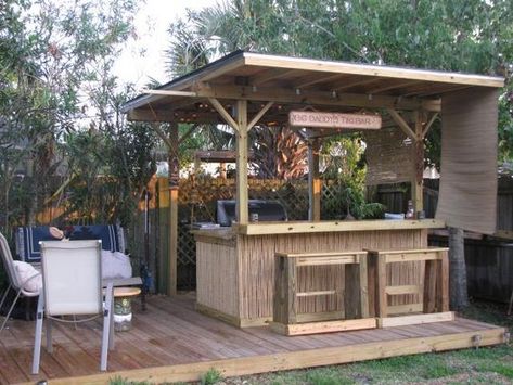 Cuisine d'été : 5 idées déco qui vont vous donner envie ! Rustic Outdoor Bar, Bar En Plein Air, Outdoor Tiki Bar, Deck Bar, Diy Outdoor Bar, Bar Shed, Outside Bars, Tiki Bars, Bar Exterior