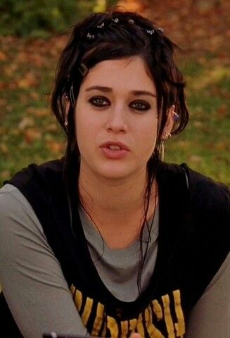 Janis Ian from Mean Girls-one of my favorite movie characters ever. Janice Mean Girls, Janice Ian, Mean Girls Janis, Mean Girls Meme, High School Cliques, Janis Ian, Mean Girl 3, Charlize Theron Hair, Mean Girls Aesthetic