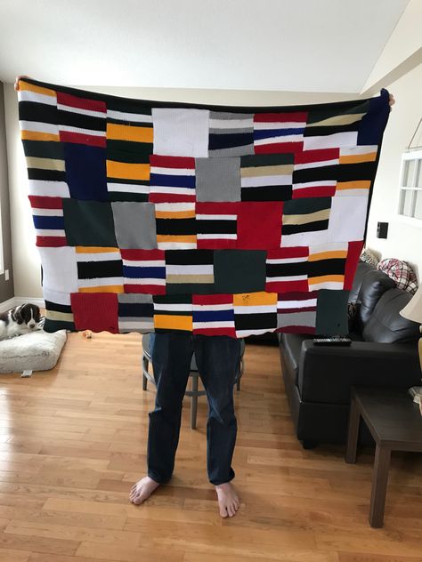 Everyone needs a hockey sock blanket Hockey Socks Crafts Upcycling, Surprise Hockey, Hockey Basement, Hockey Quilt, Hockey Nursery, Hockey Room Decor, Hockey Tips, Hockey Boy, Hockey Diy