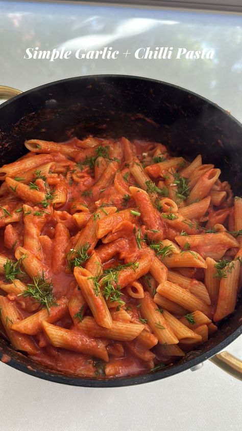 Simple Garlic Chilli Pasta Recipe https://resepmamiku.com/en/simple-garlic-chilli-pasta-katz__kitchen Chilli Garlic Pasta, Chilli Pasta Recipe, Chilli Pasta, Garlic Chicken Pasta, Mozzarella Pasta, Steak Pasta, Cooked Pasta, Garlic Pasta, Red Chili Flakes