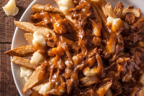 Have a classic poutine with beef gravy dish without traveling to Canada. You make a rich beef short rib gravy with brown ale and roux to ladle over french fries... Brisket Poutine, Poutine Gravy Recipe, French Fries With Cheese, Poutine Gravy, Cheese Curds Recipe, Beef Gravy Recipe, Recipe With Beef, Poutine Recipe, Making French Fries