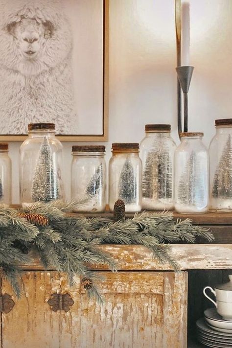 Deco Noel Nature, Diy Farmhouse Christmas, Mason Jar Christmas Decorations, Rustic Winter Decor, Christmas Home Decor Ideas, Bottle Brush Christmas Trees, Jar Centerpieces, Christmas Mason Jars, Deco Originale