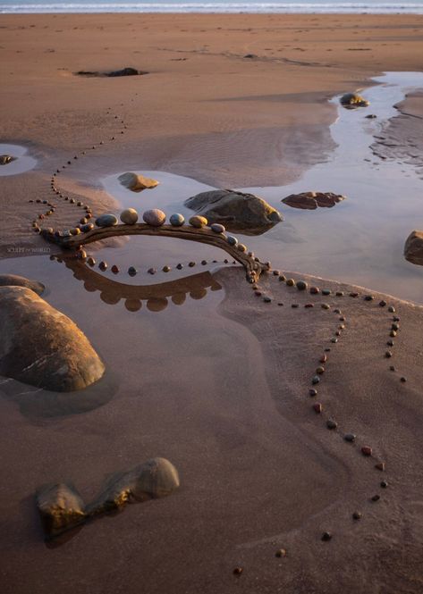 In Sand and Stone, Jon Foreman Sculpts Hypnotic Gradients and Organic Motifs — Colossal Jon Foreman, Installation Street Art, Andy Goldsworthy, Modern Crafts, Earth Art, Visual Culture, Nature Drawing, Sculpture Installation, New Energy