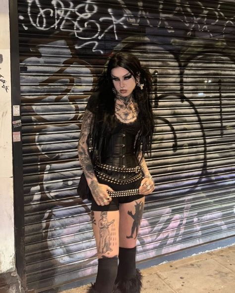 ⚔️𝕸𝖔𝖑𝖑𝖎𝖊 𝕽𝖚𝖈𝖐⚔️ | Another day another dump ╰(*´︶`*)�╯♡ - | Instagram Punk Clubbing Outfits, Demonia Outfit Aesthetic, Alt Clubbing Fits, Grunge Club Outfits, Slipknot Outfits, Punk Show Outfits, Deftones Outfit, Demonia Outfit, Fishnets Aesthetic