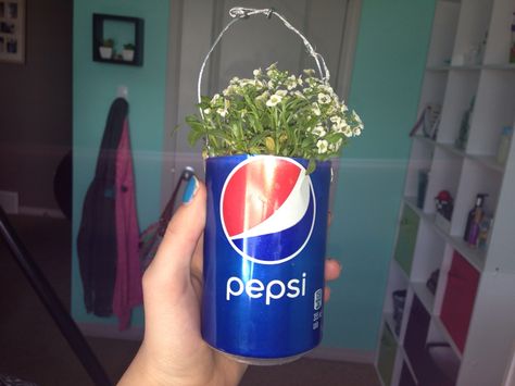 Easy soda can planters  1. Empty and wash out pop can  2. Cut the top off to whatever size you want  3. Poke hole in 1 side and another one directly across  4. Put wire or  string through holes if you want to hang out just make it look like a basket  5. Fill with dirt then place flower or plant  6.pack dirt down  And hang or sit your Pop can planter near Sun lit area and enjoy! Can Planters, Soda Can Flowers, Pepsi Can, Soda Can Art, Soda Can Crafts, Aluminum Can Crafts, How To Make Christmas Tree, Diy Techniques, Tin Can Crafts