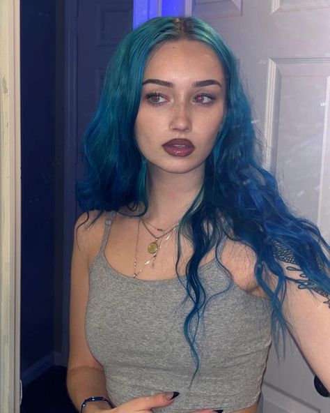 Blue And Teal Hair Ombre, Blue Hair And Eyebrows, Blue Hair On Pale Skin, Carissa Danielle, Black Hair With Blue Roots, Outfits For Blue Hair, Outfits With Blue Hair, People With Blue Hair, White Hair With Blue Tips