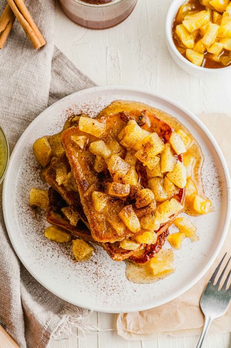 Apple Fritter French Toast, Fall French Toast, French Toast Apple, French Toast Aesthetic, Apple Toast, Apple French Toast, Homemade French Toast, Caramelised Apples, Fall Brunch