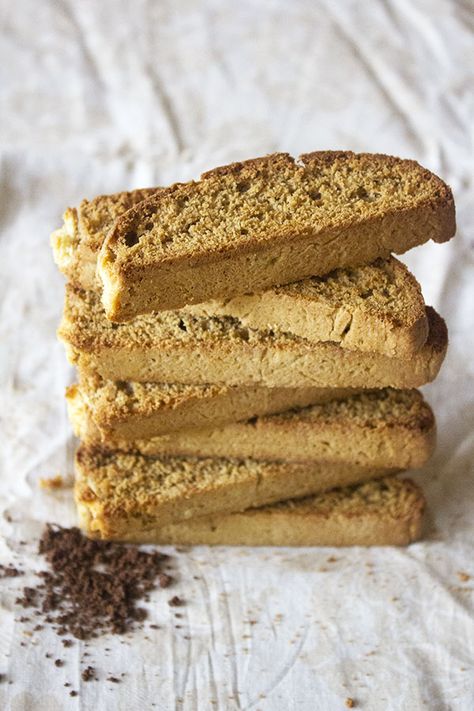 ESPRESSO VANILLA BISCOTTI ~~~ paraphrased, "deep and comforting espresso with the velvety sweet taste of vanilla results in a mouthwatering crunchy treat." yes, please :-) [aninas-recipes] [biscotti, cantuccini, cantucci] Espresso Biscotti, Vanilla Biscotti, Best Biscotti Recipe, Italian Almond Cookies, Tea Loaf, Almond Biscuits, Espresso Recipes, Coffee Bread, Steam Recipes