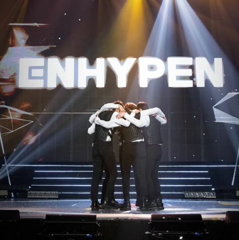 Enhypen Ot7 Concert Photo, Enhypen First Group Photo, Enhypen Group Photo Concert, Enhypen Hugging, Ot7 Enhypen, Enhypen Updates On Twitter, Enhypen Concert, Group Hug, Enhypen Iland