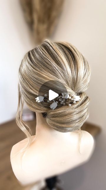 Willemijn Vlot • Hairdo by Mijntje • Bruidsstyliste on Instagram: "Easy updo tutorial 💛 Watch, save & learn 🥰 My Online Bridal Hair Academy is available worldwide! 🌎 English, Spanish & Dutch 🇬🇧🇺🇸🇪🇸🇳🇱 Take a look at the new Academy! And get 2 months free on a subscription!! 🤩 See link in bio❣️ Products used:  Schwarzkopf hairspray nr.1 Keune spraywax OSiS+ powder cloud . . . #hairstyling #instahair #hairdo #hairstyle #hairstyles #hairinspo #hairinspiration #hairvideo #weddinghair #weddinghairstyle #weddingupdo #weddingupdos #updo #bridalhair #updos #updostyle #braids #braidedhair #hairdobymijntje  #hairofinstagram #hairgoals #hairtutorial #weddinghairstyles #bridalhairstyle  #stylistssupportingstylists  #haircrush #bridalupdo #bridehairstyle #bridalhairstyles  #hairtutorials" Bridal Hair Updo Tutorial, Bridal Updos For Long Hair, Easy Updo Tutorial, Updo Tutorials, Simple Updo Tutorial, Spanish Hairstyles, Bio Products, Hair Updos Tutorials, Hair Academy