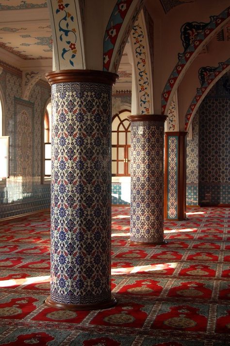 Columns Islamic Column Design, Textiles Architecture, Architecture Pattern, Turkish Mosque, Column Structure, Ancient Egyptian Artifacts, Moorish Architecture, Islamic Motifs, Metal Columns