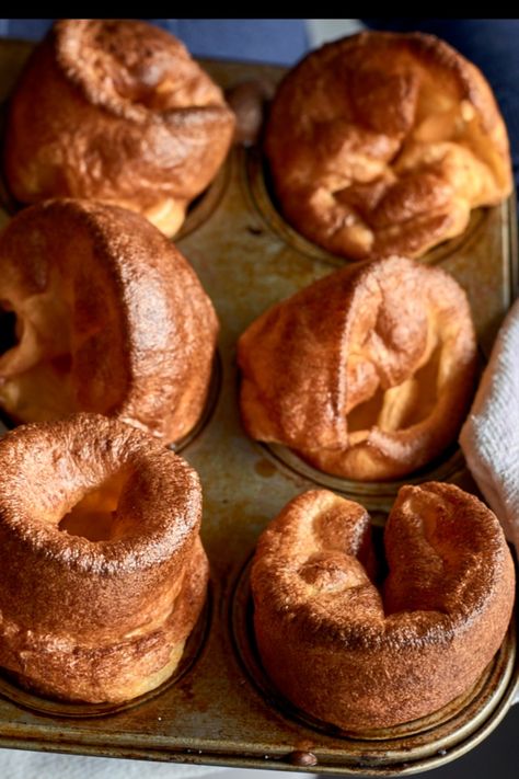 A baking tray with 6 cooked Yorkshire puddings, the recipe by Mary Berry Breakfast Tailgate Food, Yorkshire Pudding Recipe, Yorkshire Pudding Recipes, Welsh Recipes, British Cooking, Yorkshire Puddings, Mary Berry Recipe, Eat Beef, Bbc Food