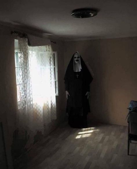 Asylum Halloween Party, Nun Halloween Costume, Nun Halloween, Asylum Halloween, Funny Halloween Decorations, Paranormal Pictures, Nun Costume, The Nun, The Asylum