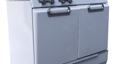 How to Spray Paint an Oven. You no longer have to live with an outdated, 1970s avocado or '80s almond-colored oven in your kitchen. Spray paints are available that are both heat resistant and food safe so you can refinish the appliance to match your kitchen for a much-needed update. You can even give it a ... Wall Oven Kitchen, Narrow Kitchen, Inside Cabinets, Kitchen Oven, Spray Paints, Cabinet Space, Double Oven, Wall Oven, Kitchen Remodel Idea