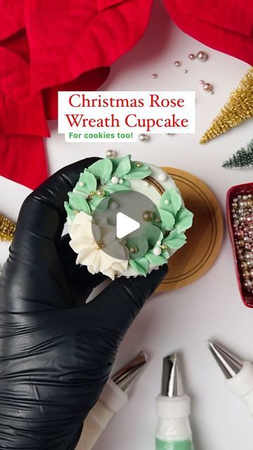 𝐀𝐧𝐠𝐞𝐥𝐚 𝐏𝐫𝐢𝐧𝐚 𝐁𝐥𝐢𝐬𝐬 on Instagram: "A buttercream Christmas wreath unlike the rest ♥️

Piping tips and supplies @wiltoncakes 
Gel Paste Food Color @americolor 
Sprinkles @sweetapolita 
Butter for Italian meringue bc @challengebutter 

#buttercreamwreath #ChristmasWreathCupcakes #WreathCupcakes #holidayparty #WreathCookies #CookieDecorating #CupcakeDecoratingvideo #PipingTutorial #FlowerPiping #HolidayBaking #ChristmasCupcakes #christmaswreath #cakeart #ChristmasCookieDecorating  #ButtercreamFlowers #ButtercreamPiping #elegantcupcakes" Easy Christmas Cake Recipe, Piping Tutorial, Elegant Cupcakes, Xmas Candles, Wreath Cookies, Italian Meringue, Christmas Cake Recipes, Christmas Rose, Christmas Cookies Decorated