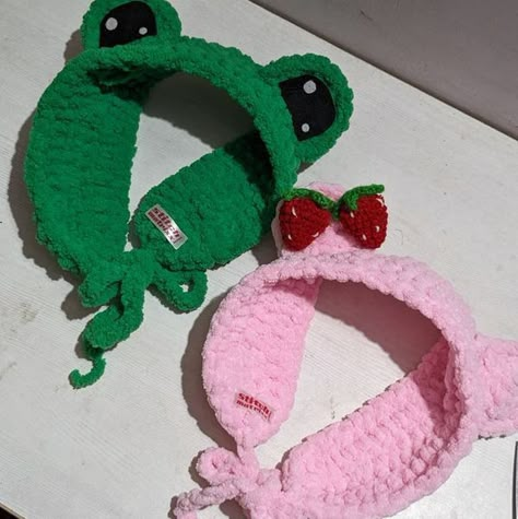 Free Crochet Patterns & Crafters on the Tedooo App 🧶 | crochet frog earmuffs strawberry earmuffs                                                     Spotted on the tedooo app | Facebook Crochet Frog Earmuffs, Earmuffs Crochet, Crochet Earmuffs, Diy Crafts Bookmarks, Crochet Bandana, Easy Crochet Animals, Crochet Disney, Crochet Frog, Crochet Coaster Pattern