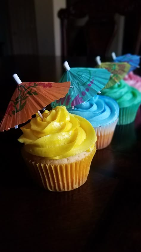 Summer Themed Cupcakes, Hawaii Cupcakes, Hawaiian Theme Cakes, Hawaiian Cupcakes, Luau Cupcakes, Tropical Cupcakes, Hawaiian Cake, Summer Cupcakes, Hawaiian Party Theme