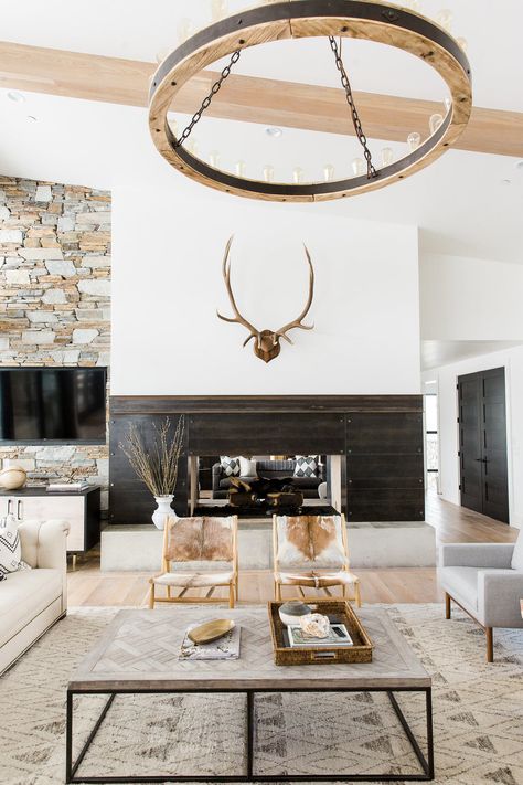 Modern Mountain Living Room, Mountain Living Room, Modern Rustic Living Room, Light Hardwood Floors, Modern Mountain Home, Interior Minimalista, Modern Farmhouse Living Room, Farmhouse Chandelier, Trendy Living Rooms