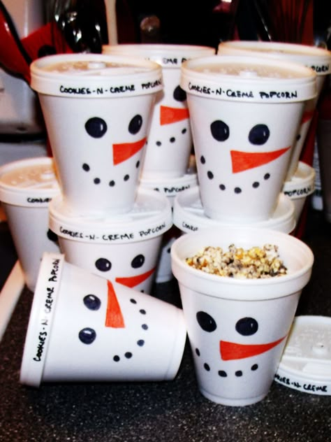 cookies n cream popcorn Christmas Snacks Gifts, Snowman Hot Chocolate, Christmas Bazaar Ideas, Hot Chocolate Treats, Snowman Cups, 50th Birthday Centerpieces, Winter Onederland Birthday Party, White Chocolate Candy, Onederland Birthday Party