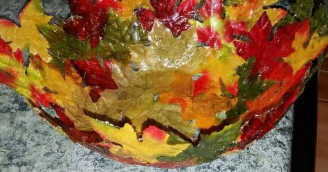 Leaves are from Dollar Tree Cover glass bowl with plastic wrap. Put leaves on bowl one at a time, brush with Mod Podge. Once bowl is covered with leaves, brush… Decorative Mesh Wreaths, Borax Crystals, Diy Leaf, Paper Mache Bowls, Leaf Bowl, Diy Leaves, Diy Bowl, Old Baskets, One At A Time