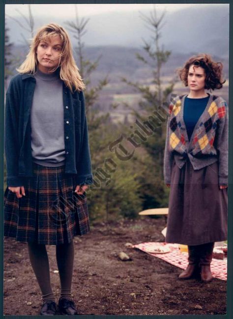 Laura Palmer & Donna Hayward, Twin Peaks, along with the Heathers girls, had such an impact on my teenage sartorial taste Laura Palmer Costume, Twin Peaks Costume, Twin Peaks Laura, Donna Hayward, Twin Peaks Laura Palmer, Twin Peaks Fashion, Uniform Style, Sheryl Lee, Laura Palmer