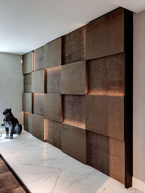 Wall Edge Design, Hallway With Accent Wall, Lobby Wall Panelling Design Modern, Wall Wood Paneling Ideas Modern, Wall Cladding Interior, Custom Wall Design, Backlit Wall, Wall Cladding Designs, Lobby Interior Design