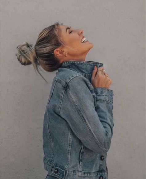 Jean Jacket Photoshoot, Denim Jacket Product Photography, Denim Photography Photo Shoots, Denim Jacket Photoshoot Ideas, Denim Jacket Poses Women, Colour Gel Photography, City Fashion Photography, Denim Photoshoot, Bouidor Photography