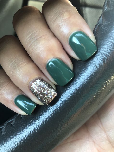 Green Nail Christmas Designs, Christmas Green Nails Short, Dark Green Sns Nails, Bridesmaid Nails Emerald Green, Dip Powder Nails For December, Dark Green Christmas Nails Short, Green And Gold Dip Nails, Holiday Nails Green And Gold, Christmas Dip Nail Ideas Green