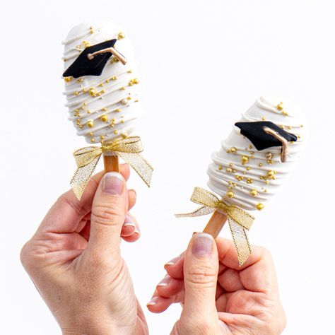 Graduation Cakesicles - Sweet E's Bake Shop Graduation Cake Popsicles, Graduation Cakesicles Ideas, Graduation Chocolate Ideas, Graduation Party Table Ideas, Graduation Sweet Table Ideas, Black And Gold Graduation Party Ideas, Graduation Cakesicles, Graduation Treat Table, Cake Pops Graduation