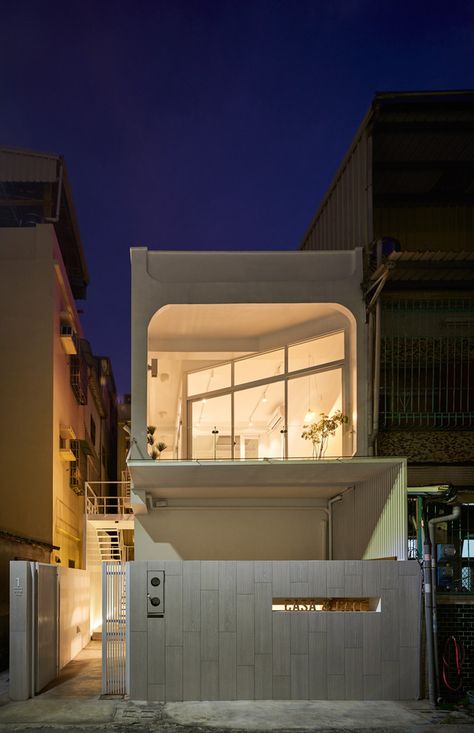 Light Modern House Exterior, Cafe And House Design, Minimalist House Design Small Spaces, Korean Townhouse, Minimalist Exterior House Design, Shop House Design, Compact House Design, House Minimalist Design, House With Shop