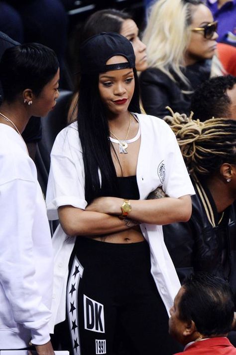 Baseball Outfit Women, Chica Hip Hop, Hip Hop Outfit, Look Hip Hop, Black 90s Fashion, Looks Hip Hop, Looks Rihanna, Rihanna Love, Rihanna Outfits