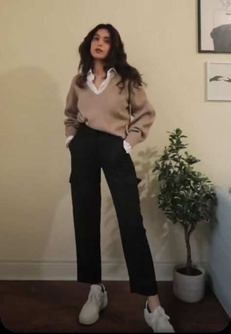 Outfit Ideas Formal Classy, Cold Business Casual Outfits, Smart Casual Evening Outfit Women, Receptionist Outfit Front Desk Casual, Sweater Office Outfits, Office Fits Women, Office Ootd Work Outfits, Work Party Outfit Winter, Female Engineer Outfit