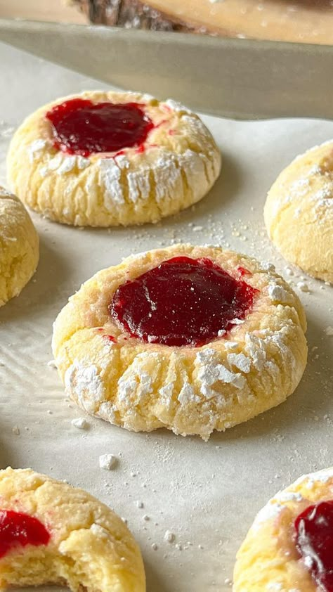 It’s peak raspberry season, so go and make these Lemon Raspberry Crinkle Cookies! 🍋 It’s literally the perfect flavour combination and no I’m not open to different opinions The recipe is in my profiIe or say “crinkle” to get the recipe straight to your DMs!! #crinklecookies #lemonraspberry #curd #summerbaking #lemoncookie #baking #cookies #foodblogger Lemon cookie, baking recipes, recipes, desserts, dessert recipes, cookie recipe, baking recipe, summer baking, summer recipe Afternoon Tea Birthday Cake, Raspberry Lemon Cookies, Cooking Chef Aesthetic, Tea Birthday Cake, Raspberry Cookie Recipes, Raspberry Curd, Raspberry Cookie, Rainy Day Recipes, Biscotti Biscuits