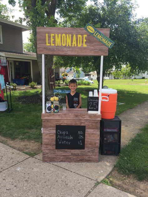 DIY Lemonade Stand  Cardboard stand and wood grain contact paper Cardboard Sandwich Stand, Diy Lemonade Stand Cardboard, Lemonade Stand Out Of Pallets, Lemonade Stand Supplies, Kids Lemonade Stands, Diy Lemonade Stand, Snack Stand, Diy Snacks, Farm Stand