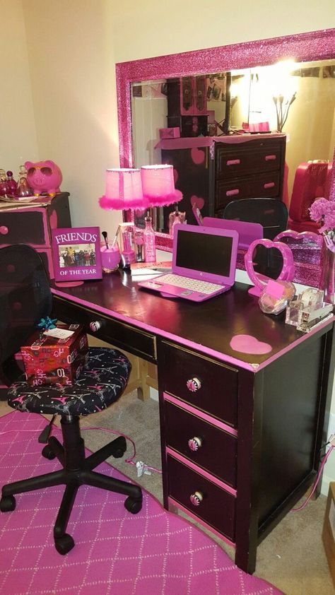 Black And Pink Vanity, Goth Y2k Room, Early 2000s Decor, Gyaru Room Decor, Y2k Mcbling Room, Decorate Vanity, 2000 Room Aesthetic, 2000s Interior Design, Trashy Y2k Room