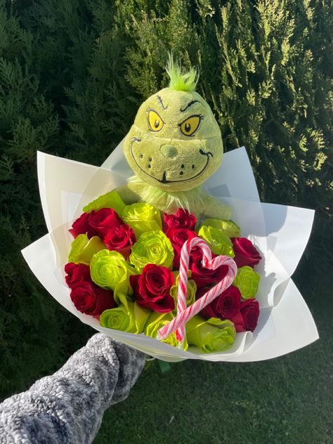 grinch bouquet with red and green colored roses a candy cane shaped in a heart on top and a grinch plush Grinch Flower Bouquet, Christmas Flower Bouquet Ideas, Grinch Bouquet, Winter Bouquets, Christmas Bouquet, Flower Bouquet Diy, Winter Bouquet, Ribbon Bouquet, Diy Bouquet