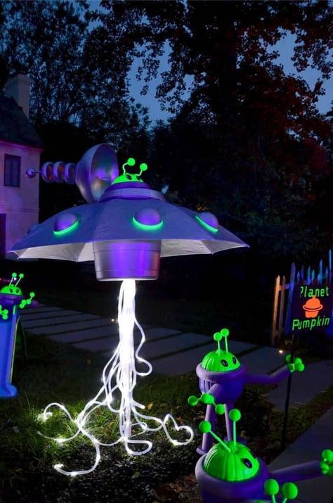 Space Theme Prom Ideas, Alien Halloween Party Ideas, Space Alien Party, Alien Invasion Halloween Decor, Space Halloween Party, Ufo Halloween Decorations, Alien Party Decor, Alien Birthday Party Decoration, Alien Invasion Party