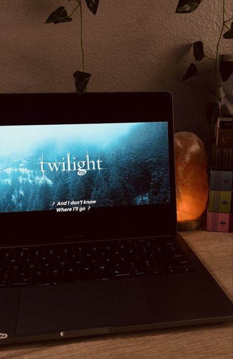 Twilight aesthetic Twillight Girl Aesthetic, Fall Twilight Aesthetic, Autumn Movie Aesthetic, Watching Twilight Aesthetic, Twilight Autumn Aesthetic, Fall Aesthetic Movies, Autumn Movies Aesthetic, Fall Aesthetic Twilight, Twilight Fall Aesthetic